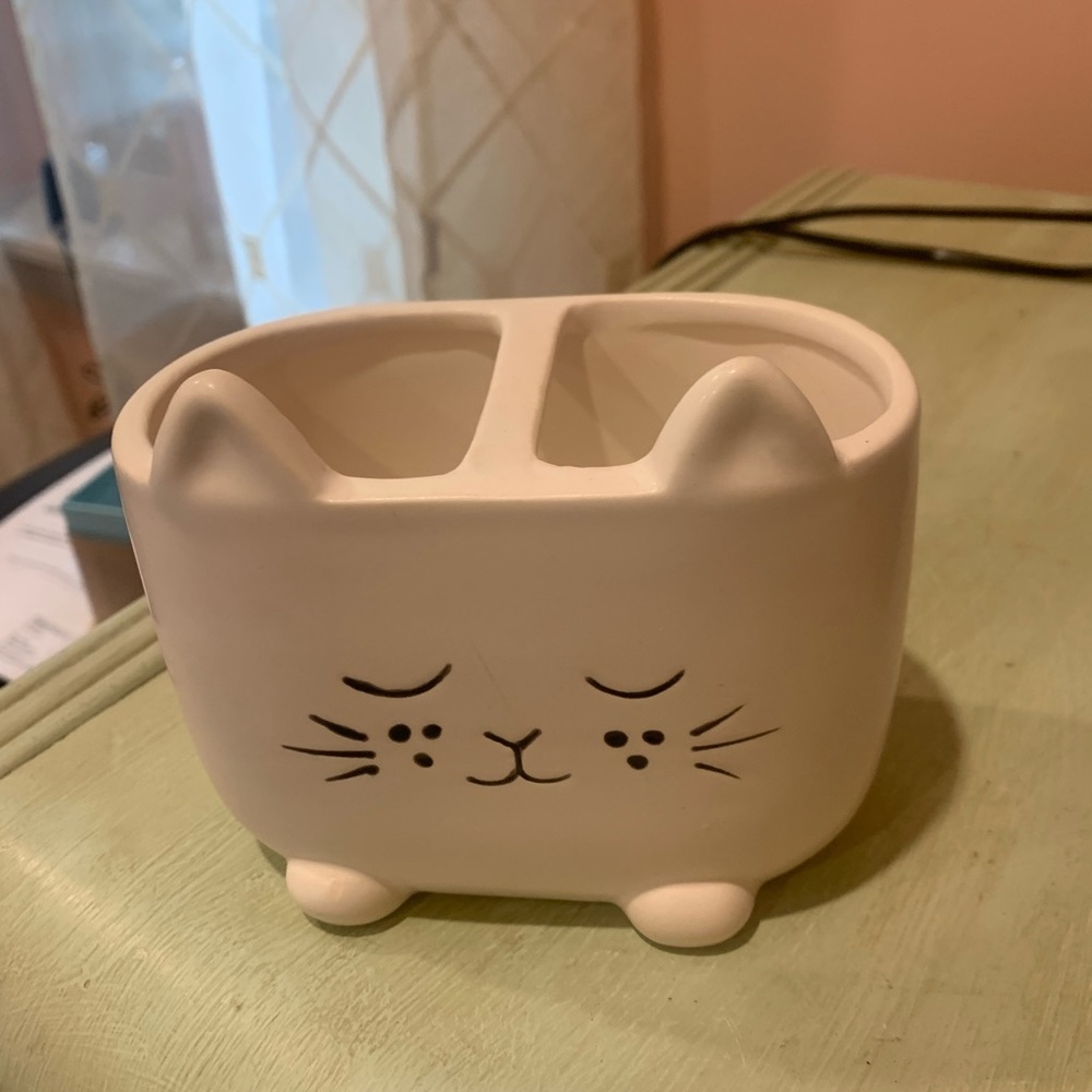 Makeup brush holder